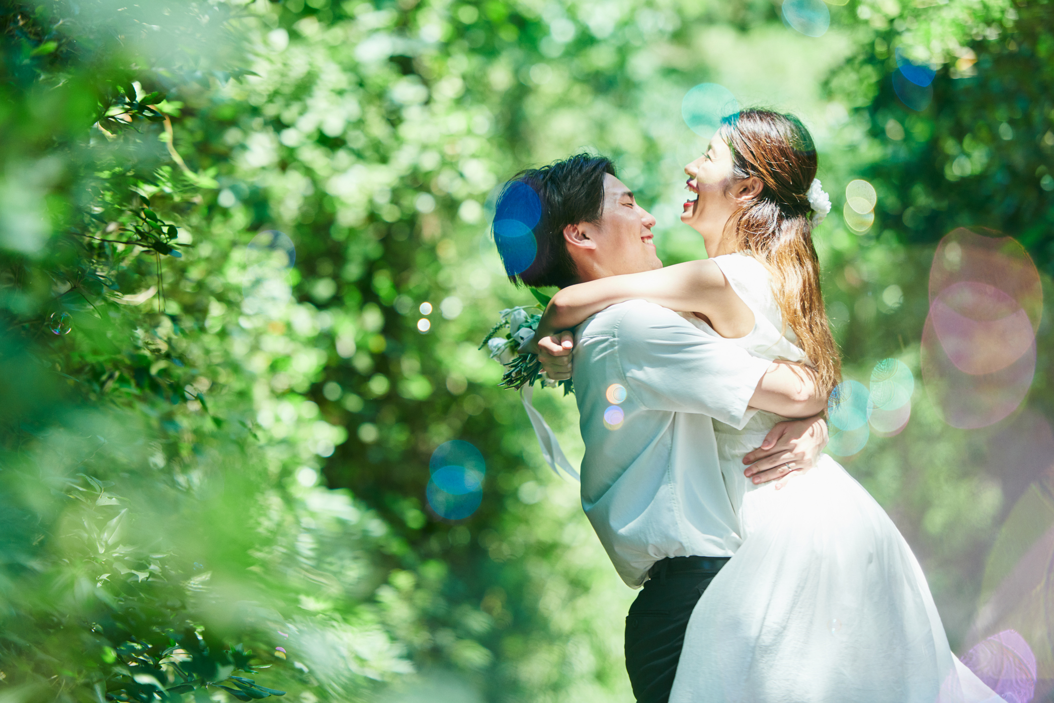 結婚式を挙げる40代カップル